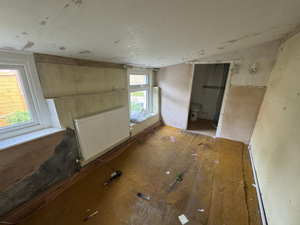 Lot: 166 - END-TERRACE HOUSE FOR IMPROVEMENT - Bedroom Ensuite